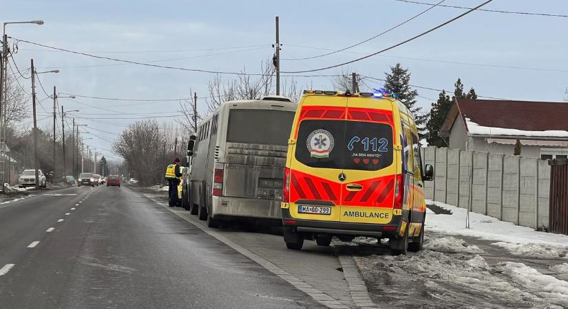 Tragédia egy szolnoki buszon, meghalt egy utas egy menetrend szerinti járaton