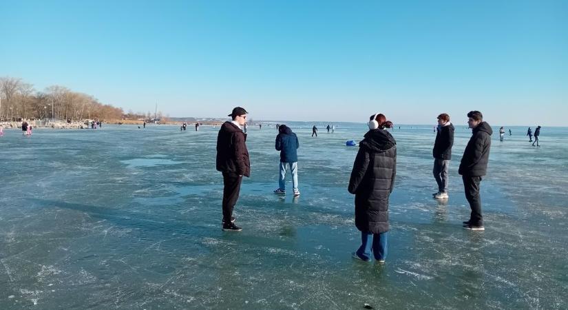 Olvad a jég, három embert már menteni kellett a Balatonon - videó