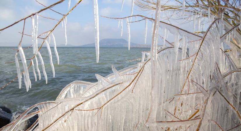 Tragédia a Balaton jegén: egy kutya nem élte túl a beszakadást
