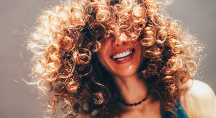 Kétmozdulatos frizura, ami hullámos hajjal is elegáns: elég hozzá egy hajgumi