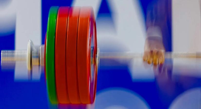 A húsz év alatti orosz és fehérorosz súlyemelők használhatják hazájuk zászlaját nemzetközi versenyeken