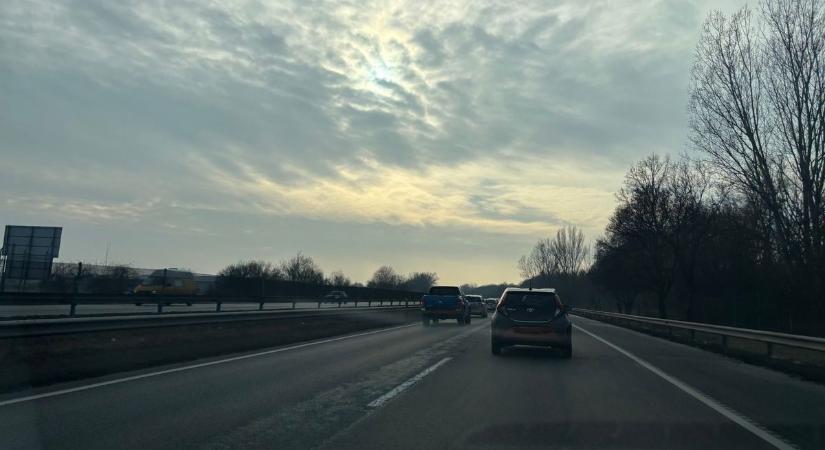 Torlódás nehezíti a közlekedést az M7-esen