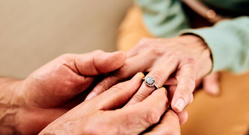 40 éven át szomszédok voltak, aztán eljegyezték egymást – Nézd meg a szívmelengető téli lánykérést!