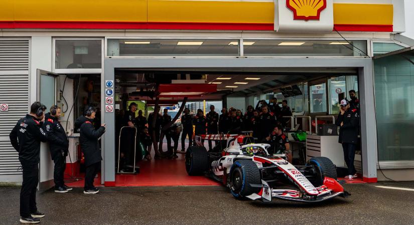Pályára vitte új versenyautóját a Haas