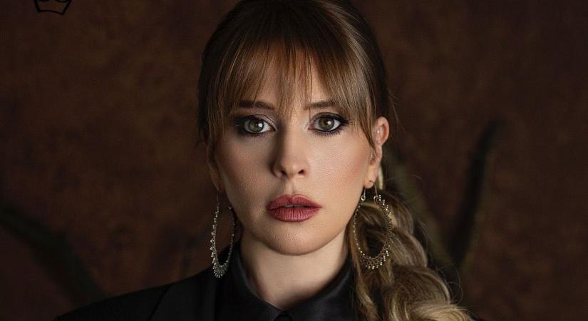 NAPI-KLIP: Frida Kahlo és Dalí ihlette Király Linda új videóját - Te meg Én