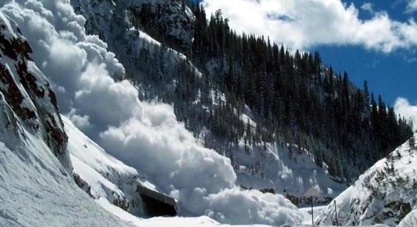 Lavinaveszélyt hirdettek a Kárpátokban