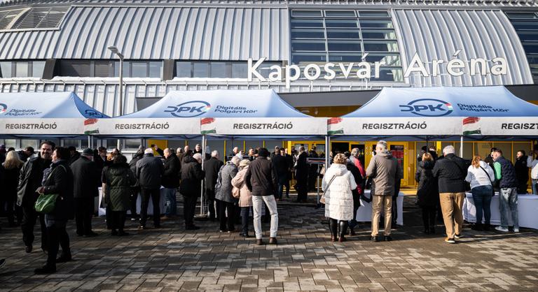 „Orbán Viktor már akkor államférfi volt, mikor a nyurga szőke tolta a csattogóst” – a DPK kaposvári gyűlésén jártunk