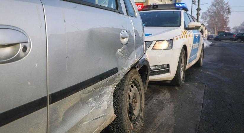 Két autó ütközött Kaposváron, az utcát is le kellett zárni