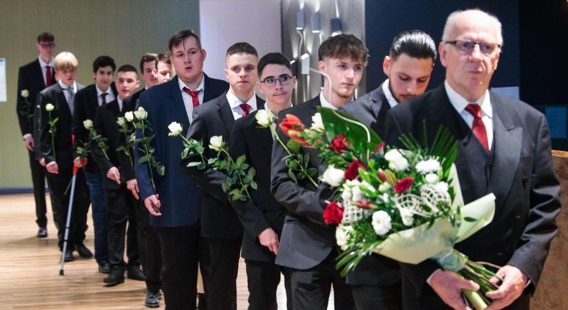 "A szívetek fölé, oda kerül ez a kis szalag" – A Hefele Menyhért Szakképző Iskola szalagavatóján jártunk