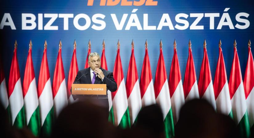 Lázár János bocsánatot kért a cigányoktól, Orbán Viktor a volt III/II-es Szita Károly mellett anektodázott az 1956-os forradalmár Eörsi Istvánról