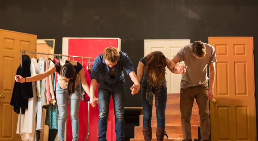 Bombariadóval zavarta meg az anya az iskolai színielőadást