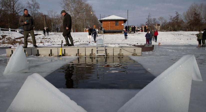 Jégtáblák között, óriási hangulatban fürdőztek a Rozmárok – fotók, videó