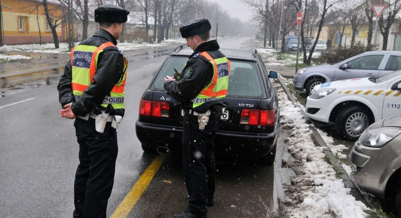 Eltiltották a vezetéstől a 79 éves sofőrt, de tovább száguldott