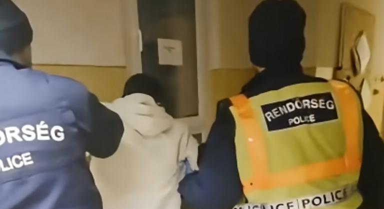 Videón, ahogy a rendőrök letepernek egy fiatalt, aki ellopta egy idős asszony pénztárcáját