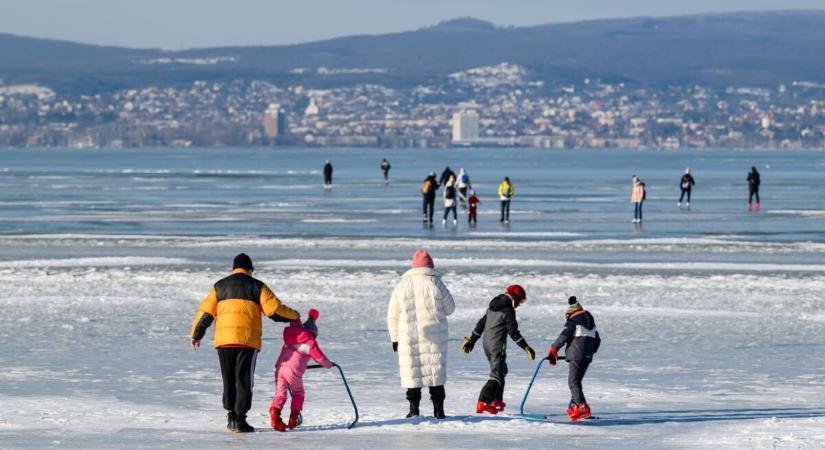 Olvad a jég, többen beszakadtak a Balatonba