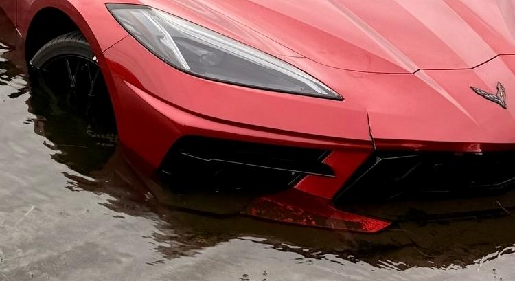 Kihalásztak egy Corvette-et, de senki sem érti, hogy került a vízbe