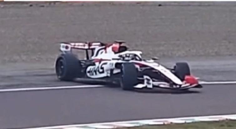 Videó: Bearman megforgott a Haas bejáratásán