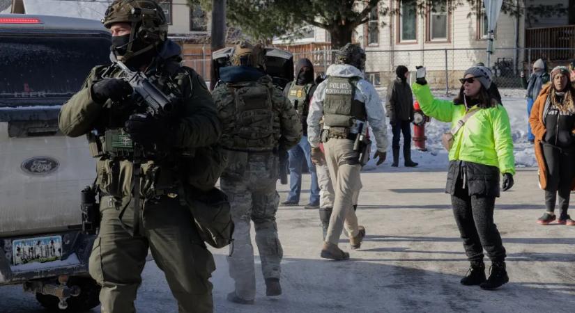 Őrizetbe vettek egy kétéves kislányt az apjával Minneapolisban, majd Texasba vitték