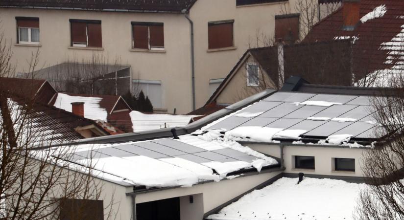 Napelemre lépni veszélyes, mert csúszik! – Ne kockáztassunk egy mozijegy áráért!