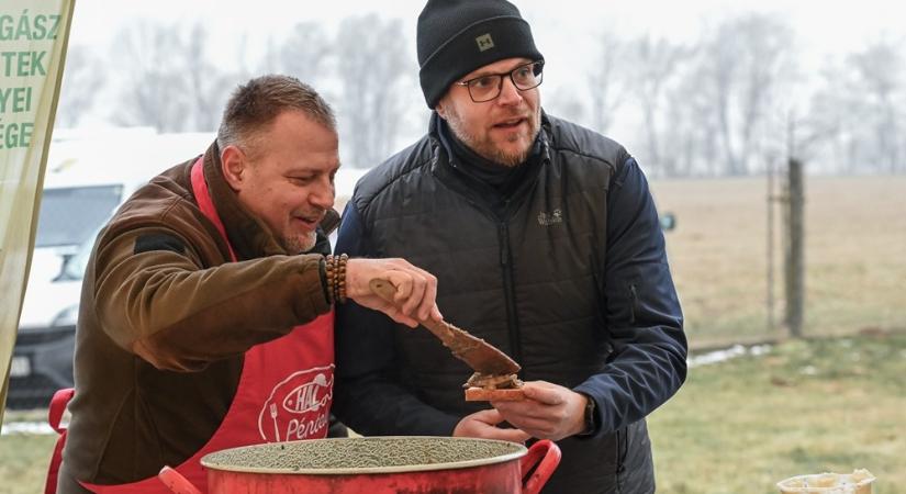 Ezek a francos véletlenek: Vámos Zoltán pont annak a böllérnapnak lett a fővédnöke, ahol a választókerületéhez tartozó 11 kistelepülés mindegyike meghívást kapott