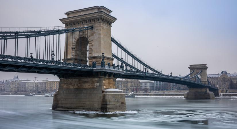 Könnyfakasztó sorokkal búcsúztak Egressy Mátyástól a Lánchídon