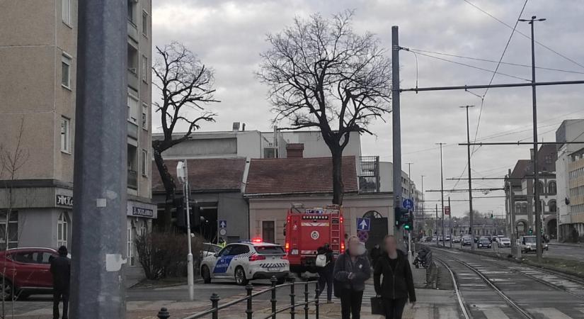 Csatornafedőn akadt fenn egy autó Debrecenben