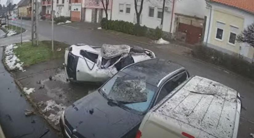 Sokkoló videón, ahogy valósággal letarolta a parkoló autókat egy száguldozó Gyöngyösön
