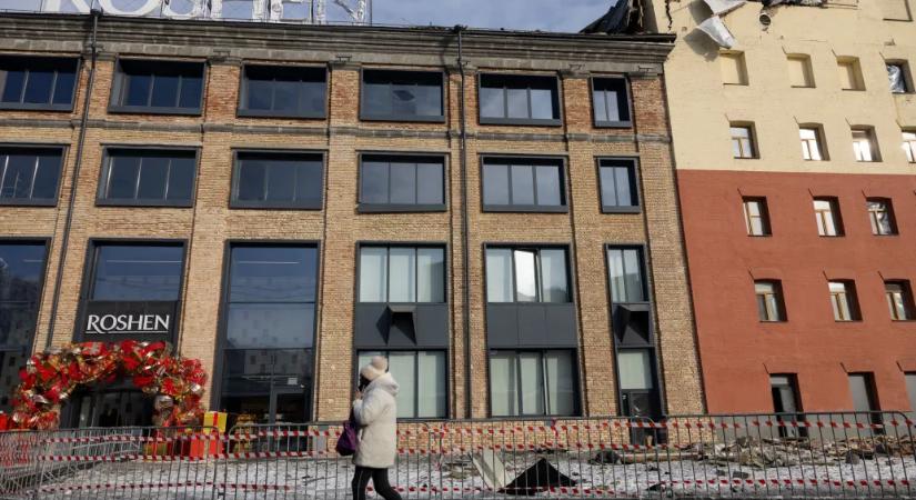 A helyszínen néztük meg a Roshen kijevi csokoládégyárát, ami orosz dróntámadásban sérült meg