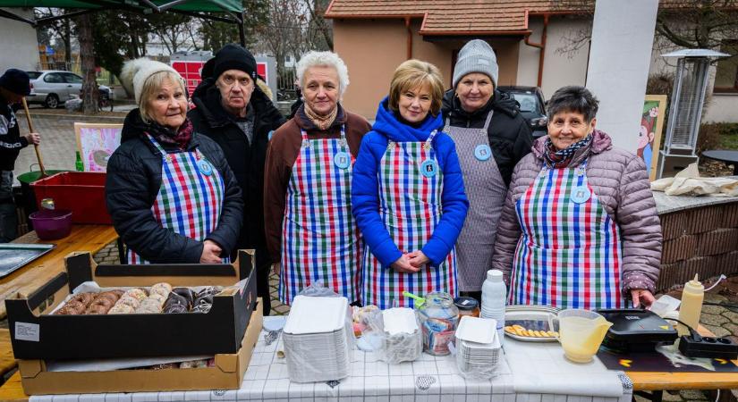 Falusi vendégség és baráti főzés: Így telt a Farsangi Kolbászolás Petőházán - fotók