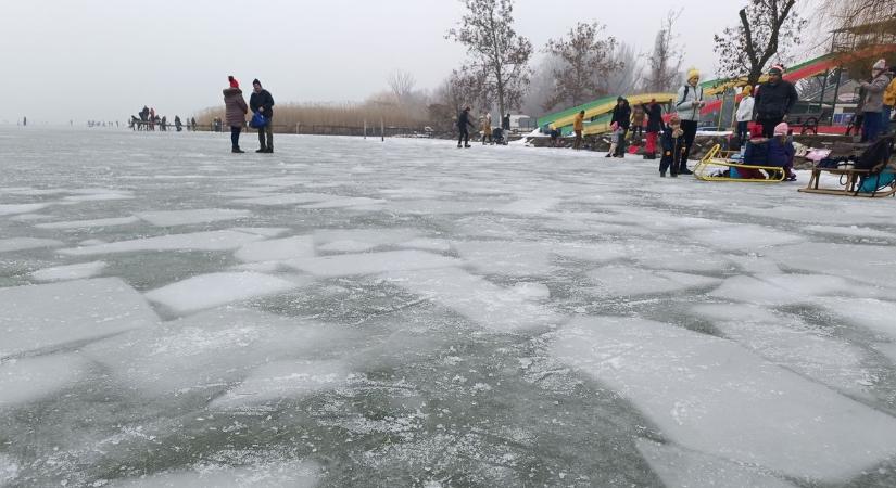 Önfeledt korcsolyázás veszélyes vizeken-jegeken (galéria  videó)
