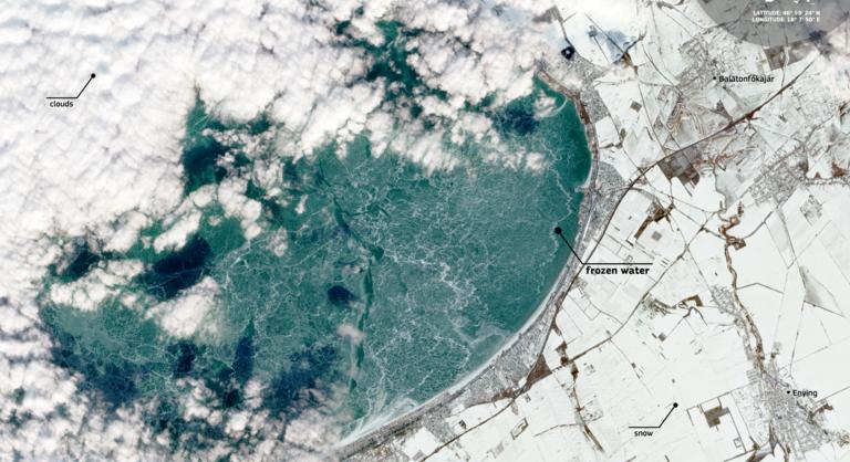 Szemkápráztató látványt nyújt a befagyott Balaton, főleg az űrből