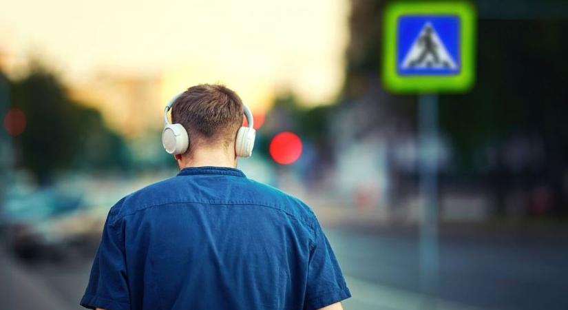 Tedd el vagy megbüntetnek! Megbírságolhatnak, ha a zebrán mobilozol