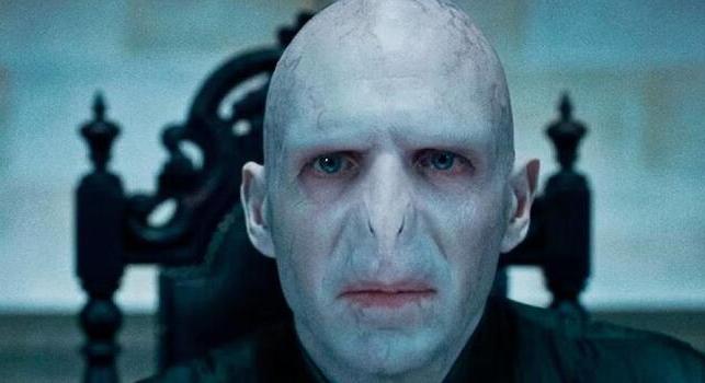 Ralph Fiennes elspoilerezte, hogy ki lesz új Voldemort?