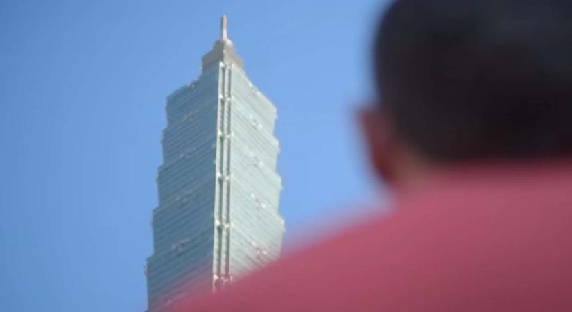 Élőben adja a Netflix, ahogy egy hegymászó kötél és minden más nélkül megmászik egy felhőkarcolót