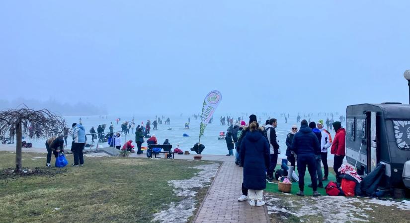 Rengetegen érkeztek a Balatonhoz a rossz idő ellenére (fotók)