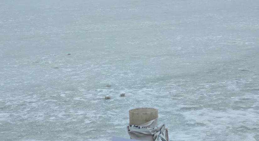 Tiltás ellenére is ellepték a befagyott Balatont Siófoknál