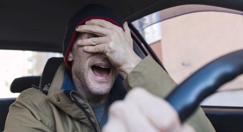 3 autó, 1 kereszteződés: ebben a helyzetben még a rutinos sofőrök is rosszul döntenek