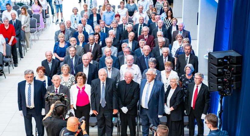 Azok a legendás diákévek... – Lehet, hogy a te szüleid is igényelhetik az elismerést, itt vannak a részletek