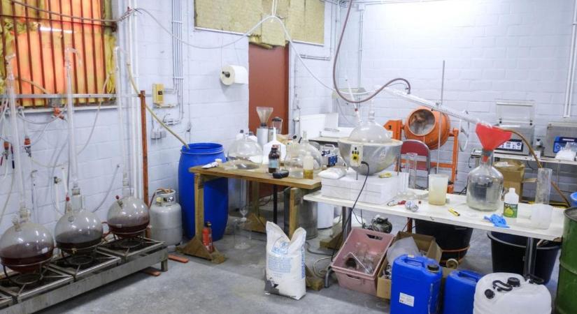 Ezer tonna kábítószer-alapanyagot foglalt le a nemzetközi rendőrségi együttműködés akciósorozata