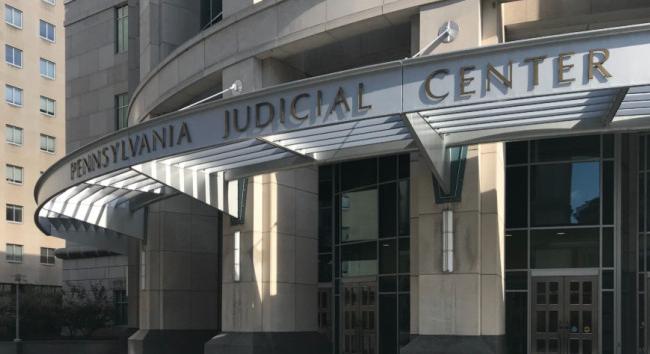 Az Egyesült Államokban megbüntettek egy bírót politikai Facebook-bejegyzései miatt