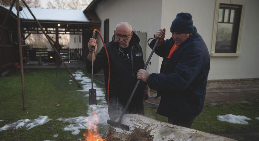 Ezen a disznóvágáson egyetlen fillér sem maradt a szervezők zsebében, de nem is titkolták mi lett vele