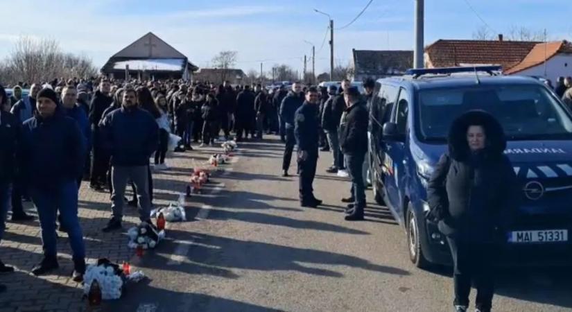 Temes megye: az egész falu búcsút vett a brutálisan meggyilkolt 15 éves fiútól (VIDEÓ)