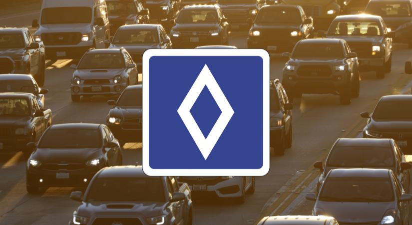 Új közlekedési tábla terjed Európában, mutatjuk, mire hívja fel a figyelmet