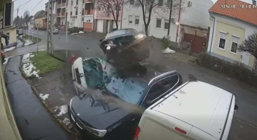 Parkoló autókba rohant egy kocsi Gyöngyösön, az egyiket széttrancsírozta, majd átrepült felettük - videó