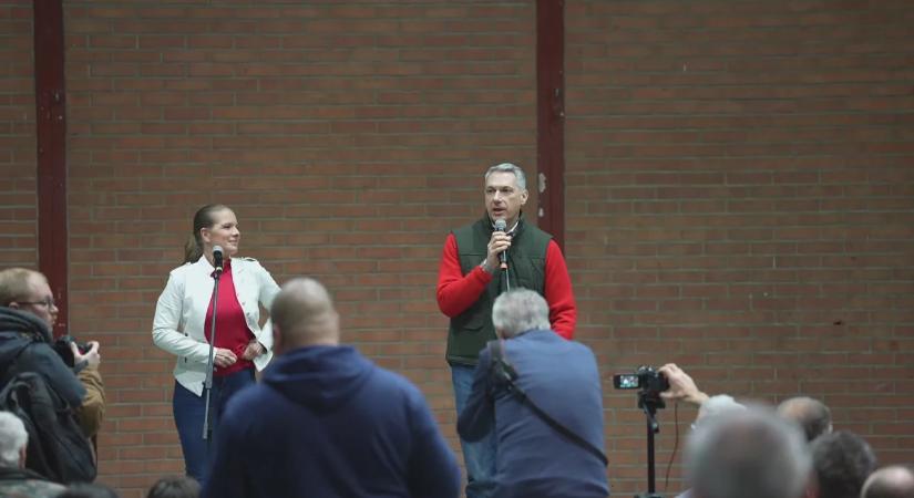 Kritizálta a vonatközlekedést, alig takart meztelen fotót osztott meg róla Lázár János