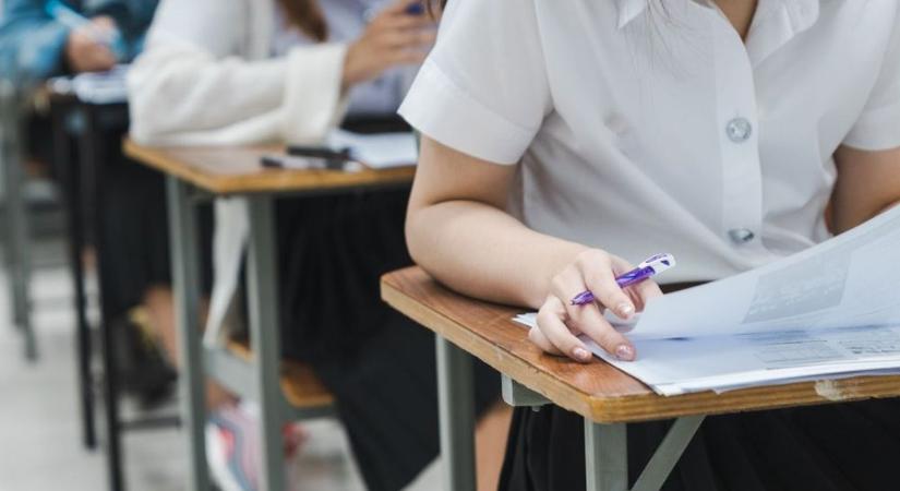 Már elérhetőek a központi felvételi feladatsorai, egy ember elhunyt a frontális karambolban