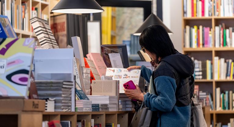 „Tegyük kevésbé meleggé” – Trump alatt újra célkeresztben a queer irodalom