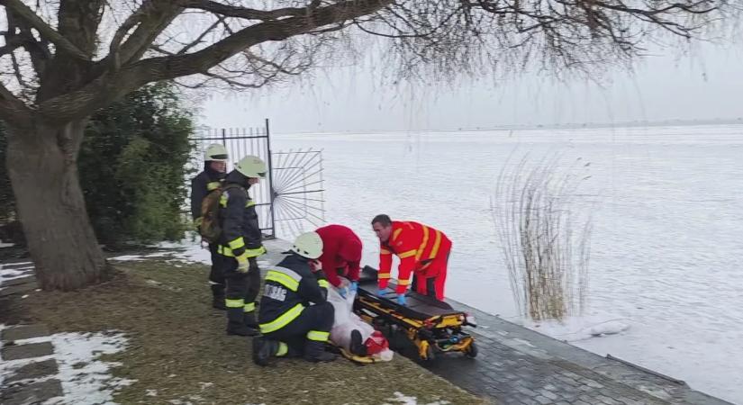 Korcsolyázás közben szakadt be a Balaton jege egy 51 éves nő alatt, a tűzoltók mentették ki