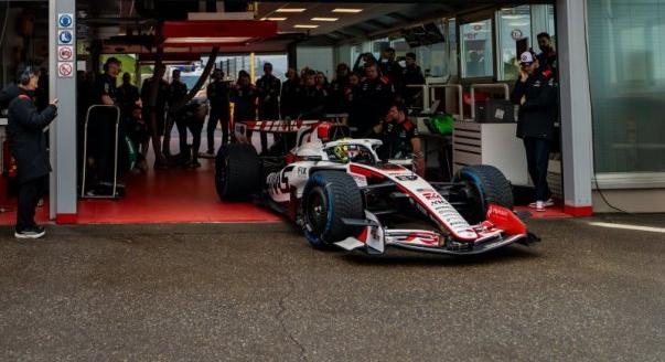 Merész a Ferrari, pályán a Haas: a nap F1-es hírei
