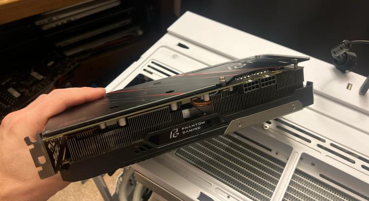 A nap nyertese a srác, aki az adományboltban 1800 forintért vett egy 180 ezres videókártyát